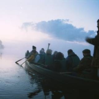 Groupe sur un canoë