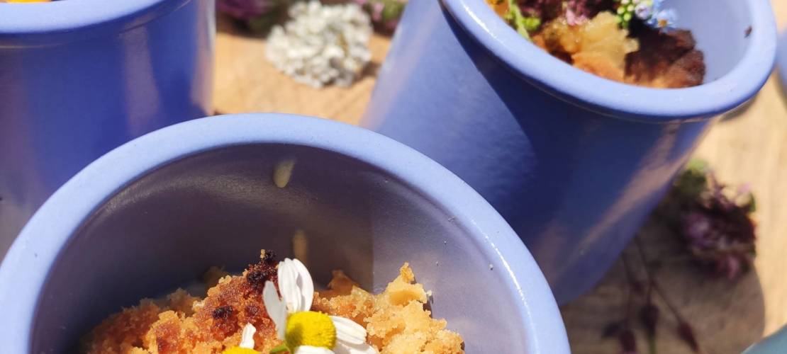 Des desserts maisons réalisés avec des plantes dans des bocaux violets