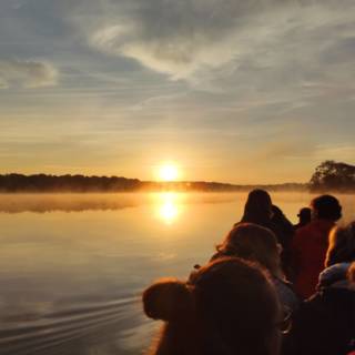 groupe observant l'aube sauvage sur un canoë