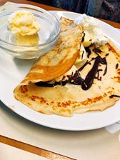 Crêpes accompagnées de glace et de chocolat