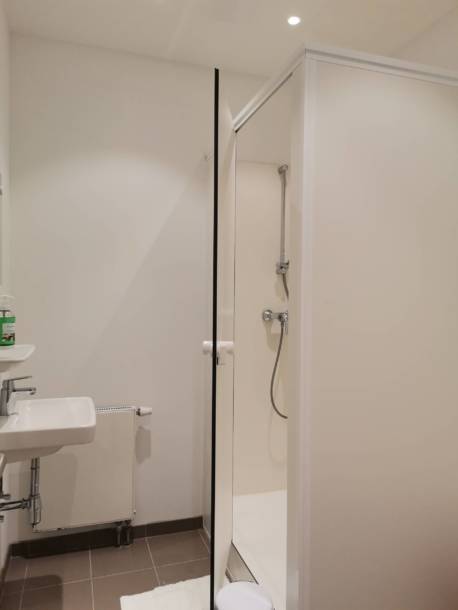 Douche et lavabo