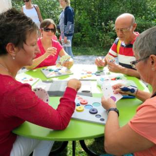 Quatre adultes jouant à un jeu de société
