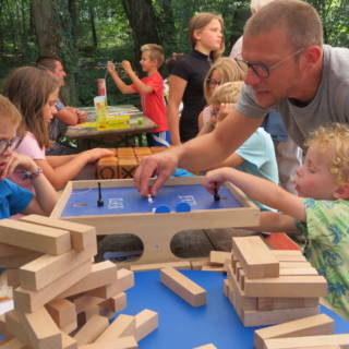 Une famille jouant avec des jeux en bois