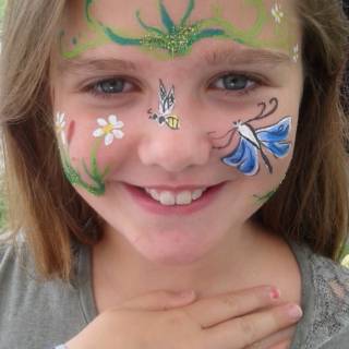 Grimage de papillons sur une enfant