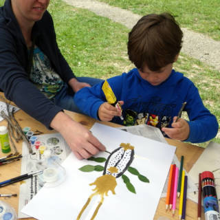 Un enfant dessinant une guêpe