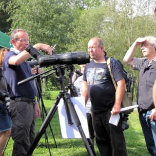 Un groupe autour d'une longue-vue