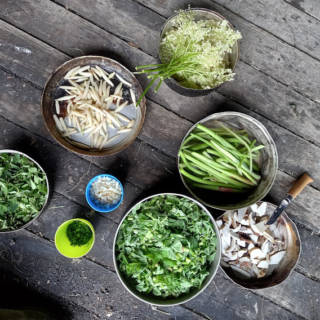 Vue de haut sur plusieurs plats avec des aliments verts