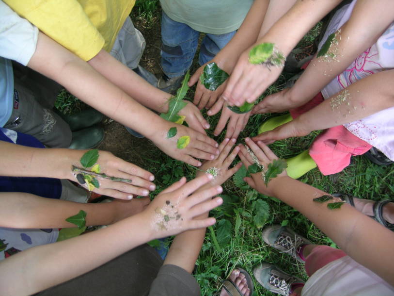 Art réaliser sur des mains d'enfants avec des feuilles