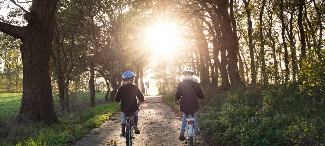 Fillettes en vélo sur une route du Ravel