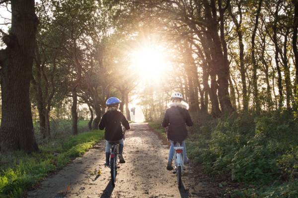 Fillettes en vélo sur une route du Ravel