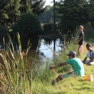 Enfants qui pêchent