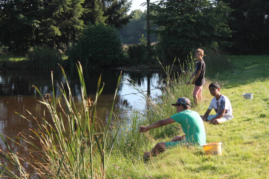 Enfants qui pêchent