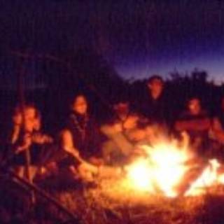 Groupe d'enfant autour d'un feu