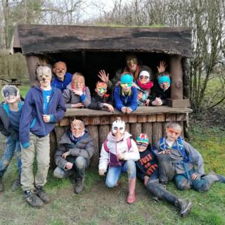Un groupe d'enfant portant des masques d'animaux