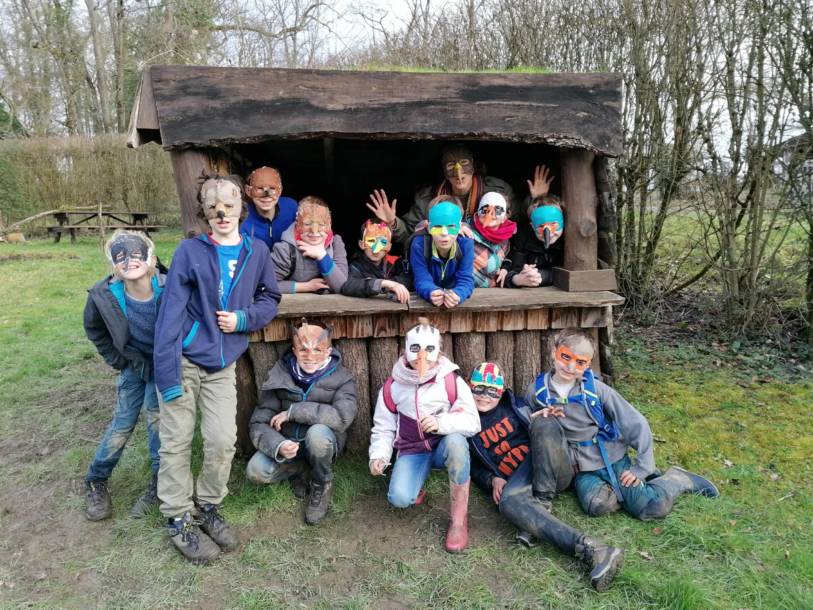 Un groupe d'enfant portant des masques d'animaux