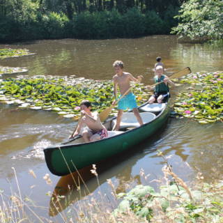 3 enfants sur un canoë