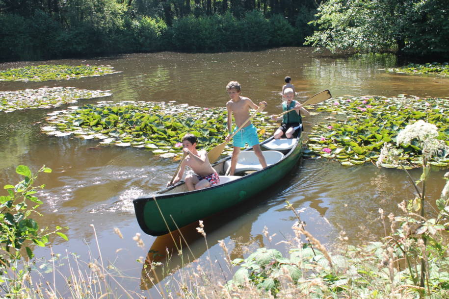 3 enfants sur un canoë