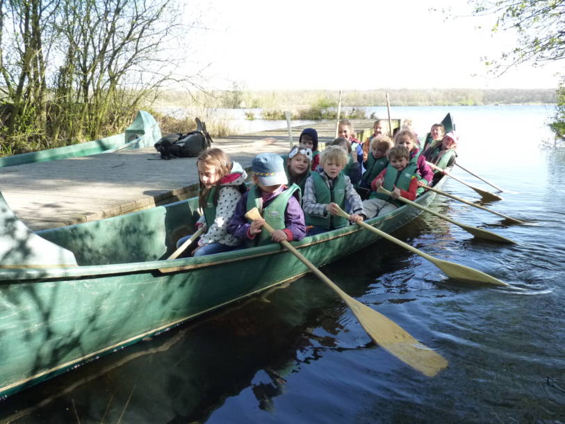 Plusieurs enfants dans un canoë sur l'eau