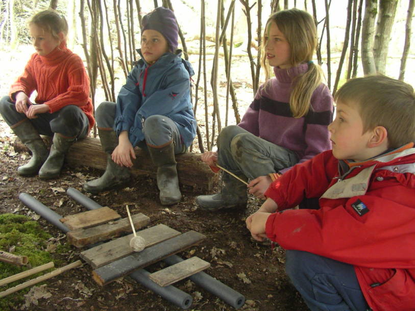 Enfants concentrés sur l'animation
