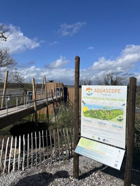 La passerelle d'accueil de l'Aquascope permet un accès facile pour tous.