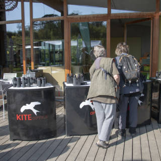 Deux personnes empruntant des paires de jumelles