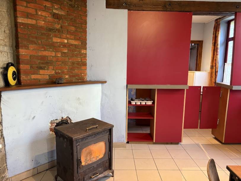 Le poêle à bois dans la salle à manger