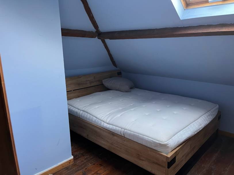 Chambre avec un lit double