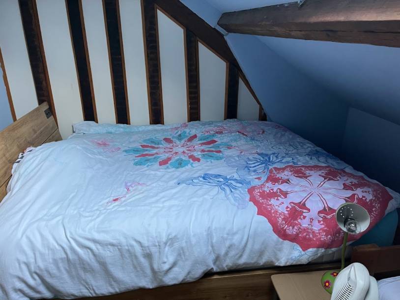 Chambre avec un lit double