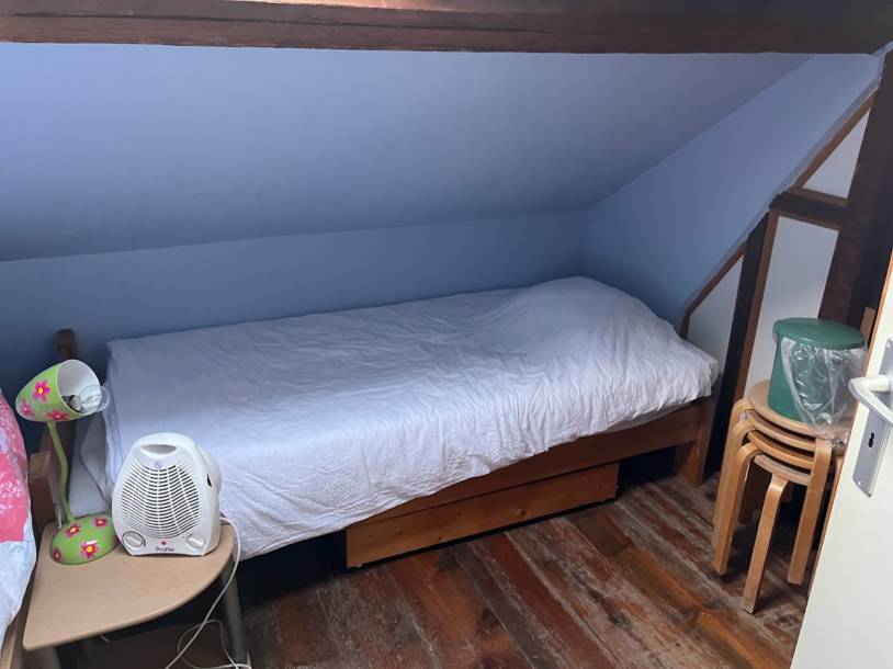 Chambre avec un lit simple