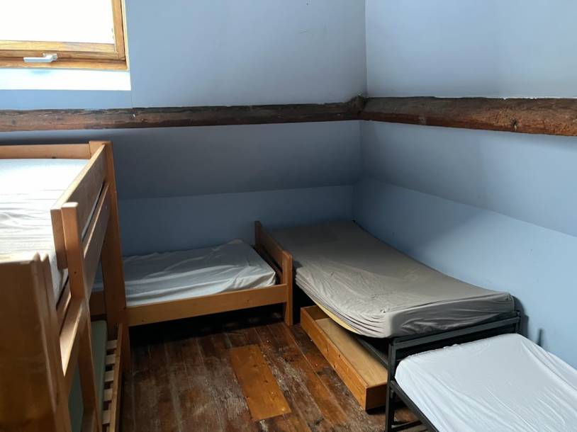 Chambre avec plusieurs lits